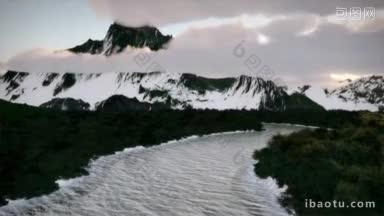 日出冬季荒野雪山冰冻河流季节空中自然探索荒野主题